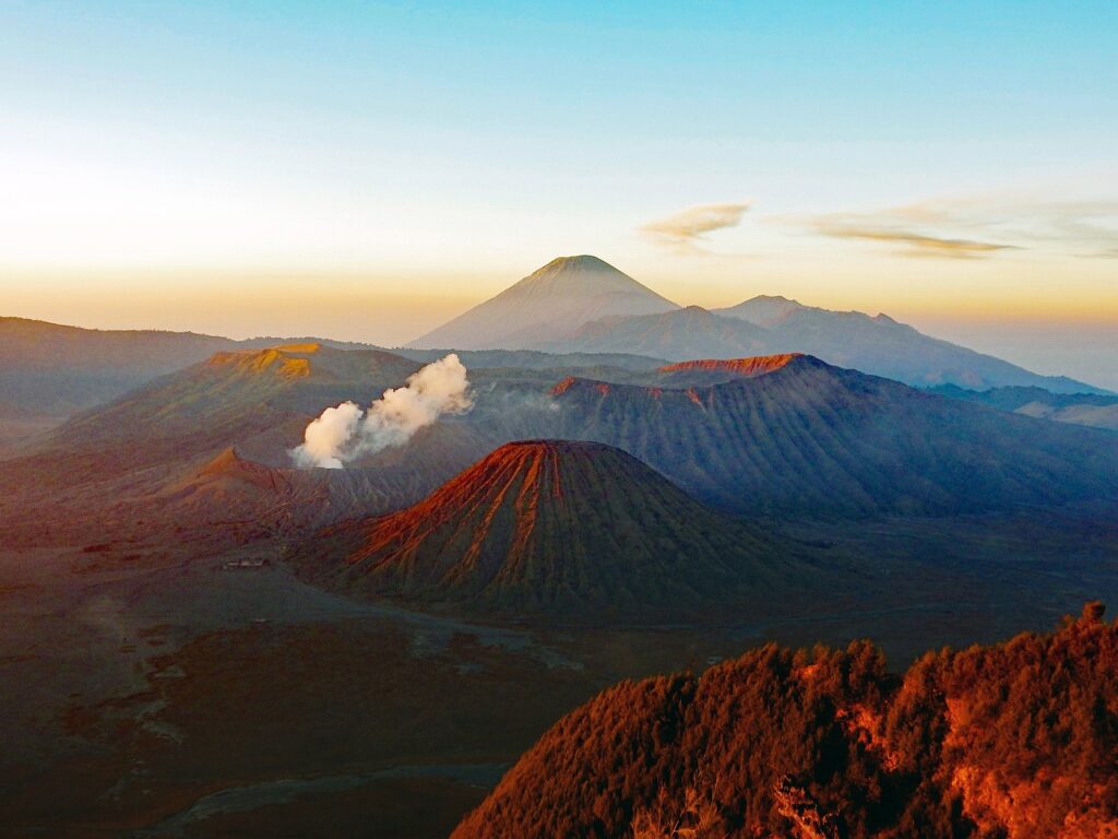 Bromo volkanının kalderadaki sisli manzarası