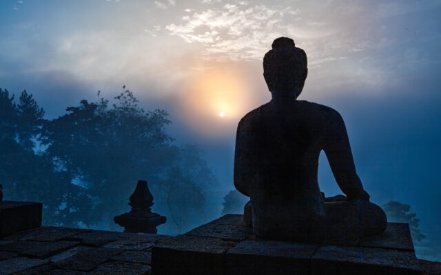 Java adasında Borobudur tapınağının gün doğumunda görünümü