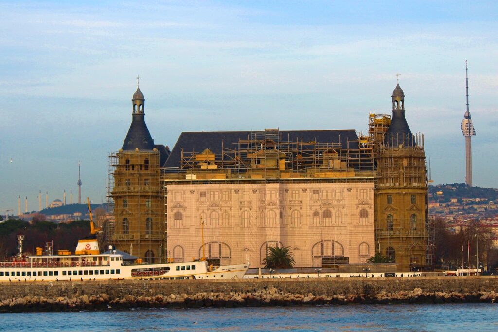 Haydarpaşa Garı'nın deniz tarafından görünümü