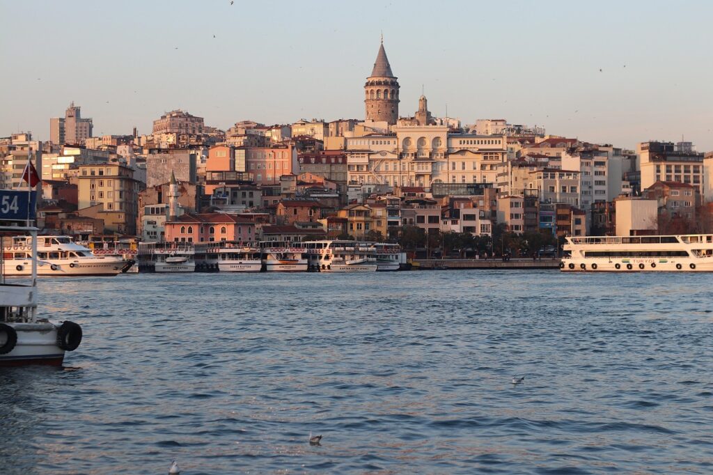 Akşamüstü Marmara'da vapur ve deniz manzarası
