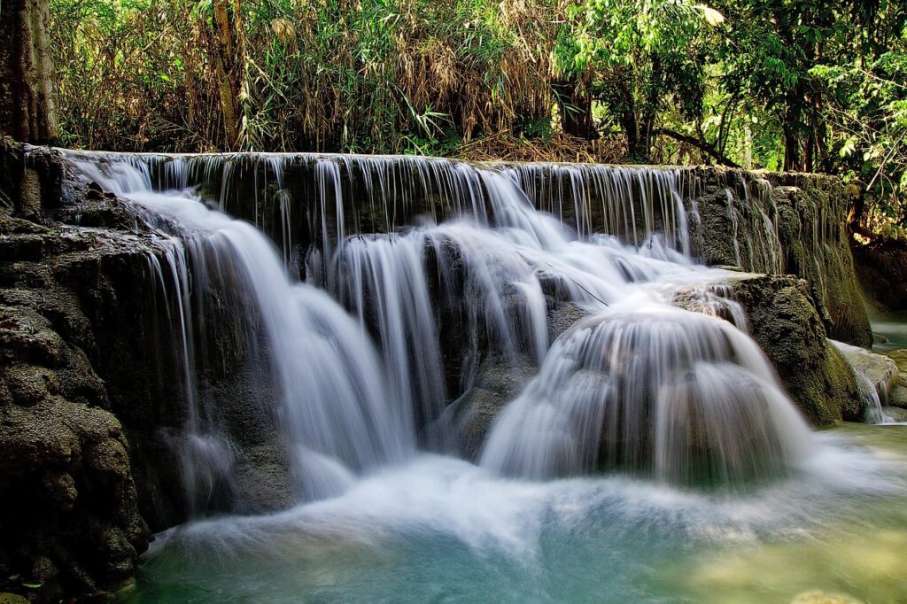 Laos'taki Kuang Si Şelalesi'nin turkuaz suları
