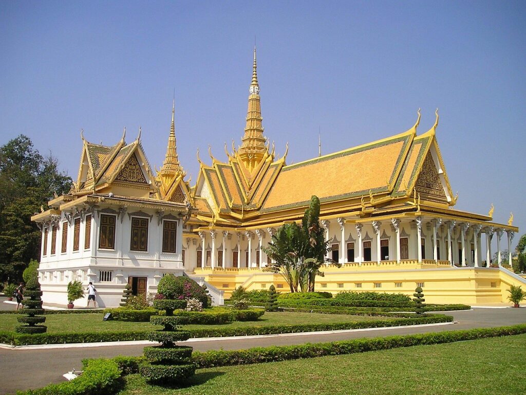 Phnom Penh'de Kraliyet Sarayı'nın altın renkli çatıları