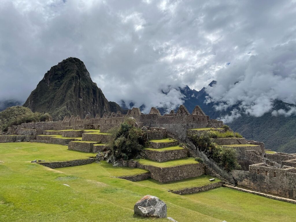 Machu Picchu İnka kalıntıları ve çevresindeki dağlar