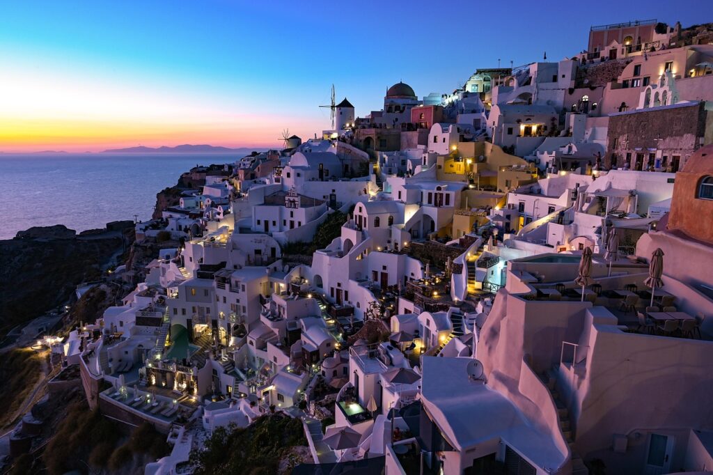 Santorini'de Oia kasabasının beyaz evleri ve gün batımı