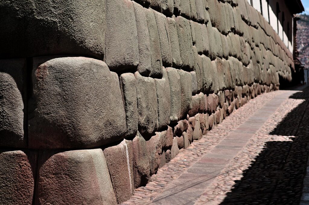 Cusco şehrinin dar sokakları ve geleneksel mimarisi