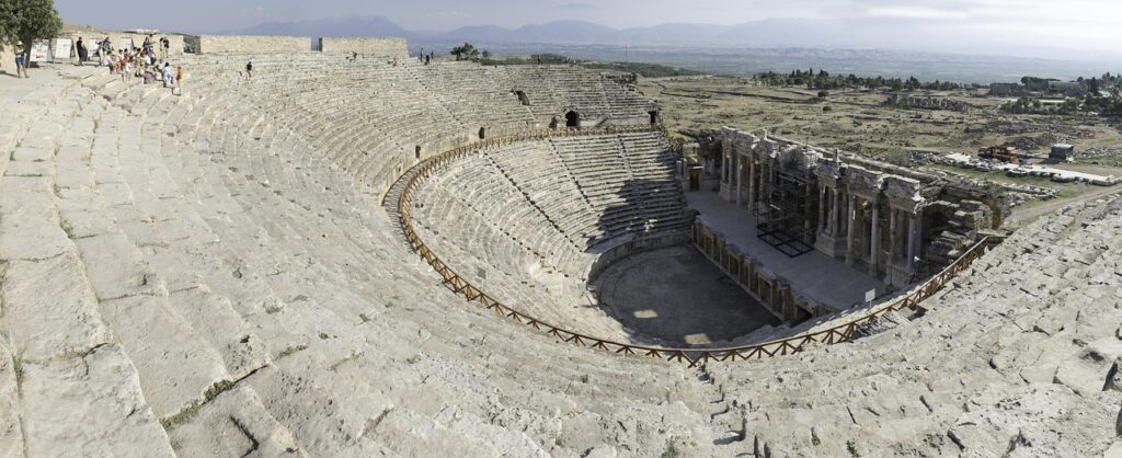 Hierapolis antik kentindeki tiyatro kalıntıları