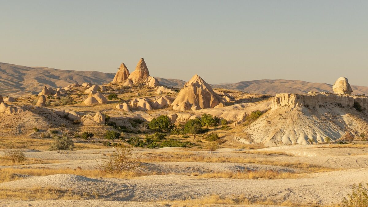Kapadokya'da peri bacaları arasında kurulmuş bir kamp çadırı ve gece manzarası
