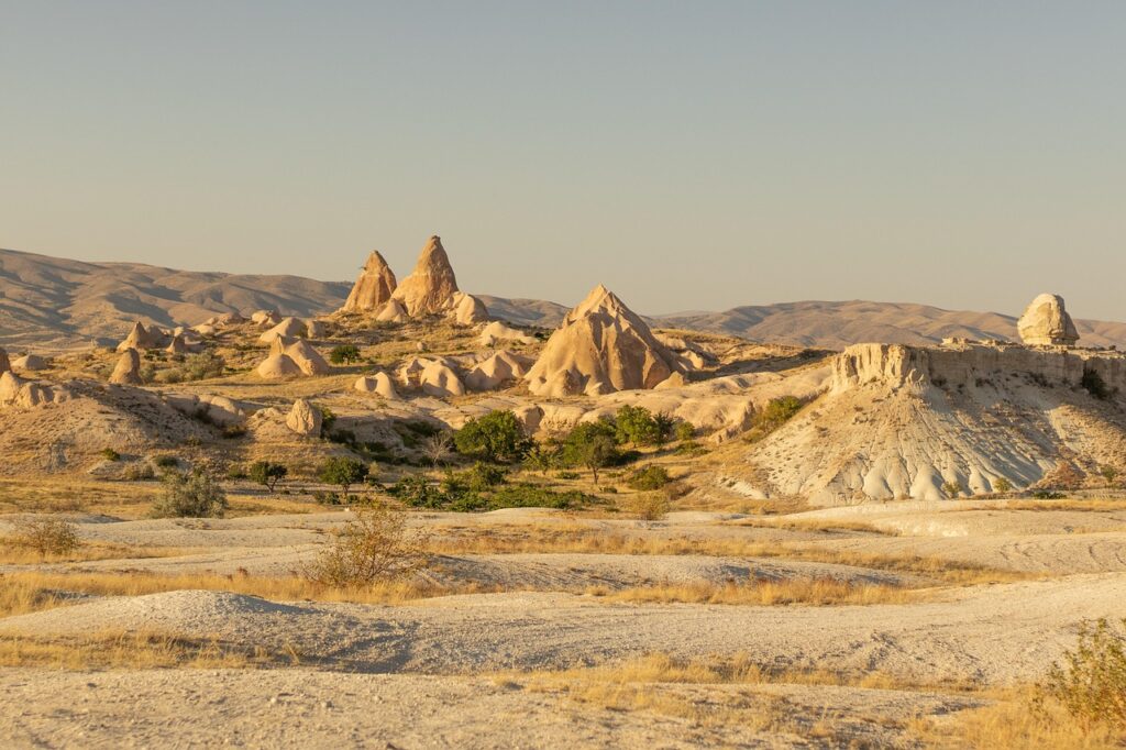 Göreme vadisinde yürüyüş yapan bir kişi
