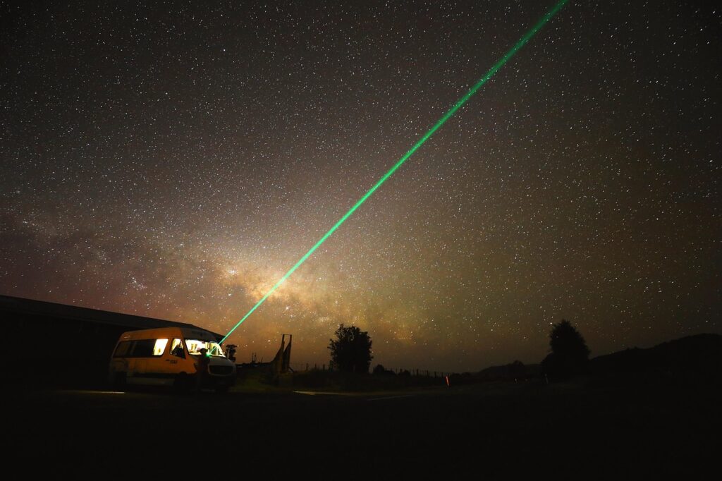 Sakin bir ormanda gece konaklayan karavan
