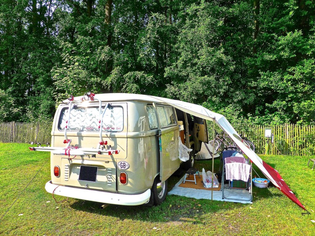 Göl kenarındaki kamp alanında park etmiş bir karavan