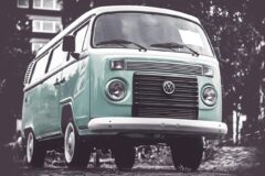 Yol kenarında park etmiş bir karavan ve arka planda sonbahar dağları