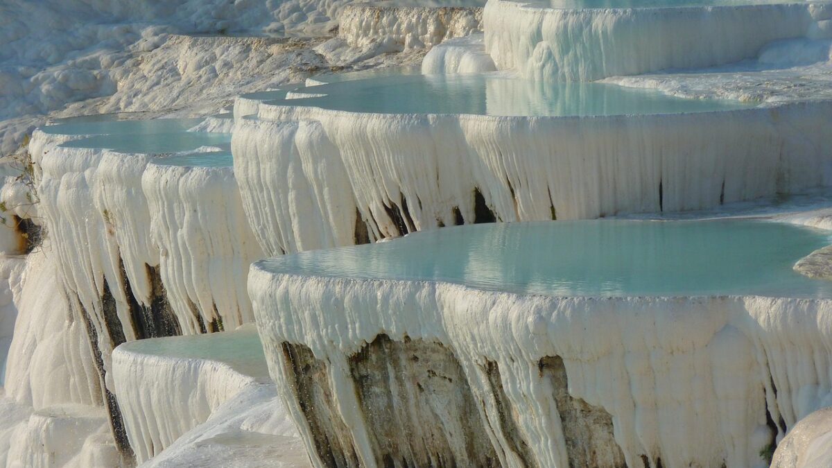 Pamukkale'nin beyaz travertenleri ve sıcak su havuzları, karavan termal rota için kapak görseli
