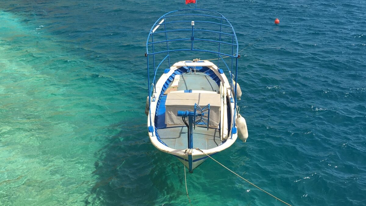 Kalkan limanında beyaz evler ve tekneler, Likya kıyısının akşam manzarası