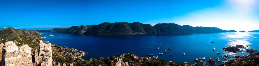 Kaş limanında sabah saatlerinde demirli tekneler ve liman manzarası