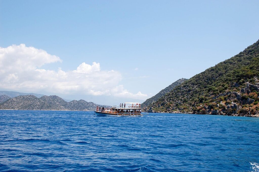 Kekova bölgesinde sakin koylara yapılan tekne turu sırasında deniz manzarası