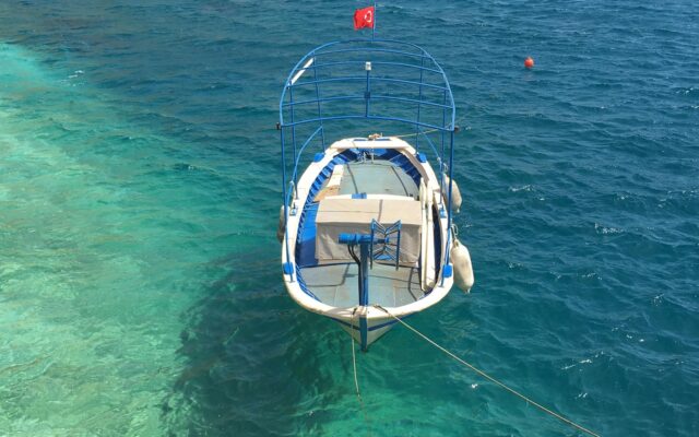 Kalkan limanında beyaz evler ve tekneler, Likya kıyısının akşam manzarası