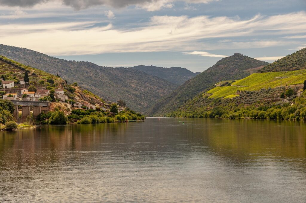 Porto'da Douro Nehri kıyısında tekneler ve kırmızı çatılı evler