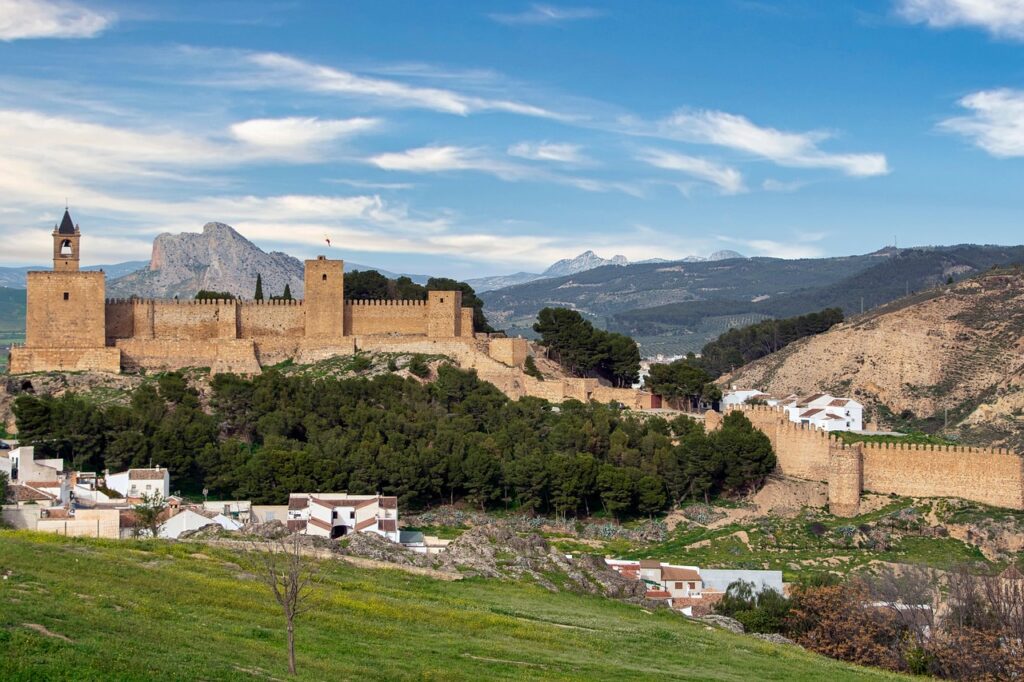 Málaga'daki Alcazaba sarayının taş surları ve bahçeleri