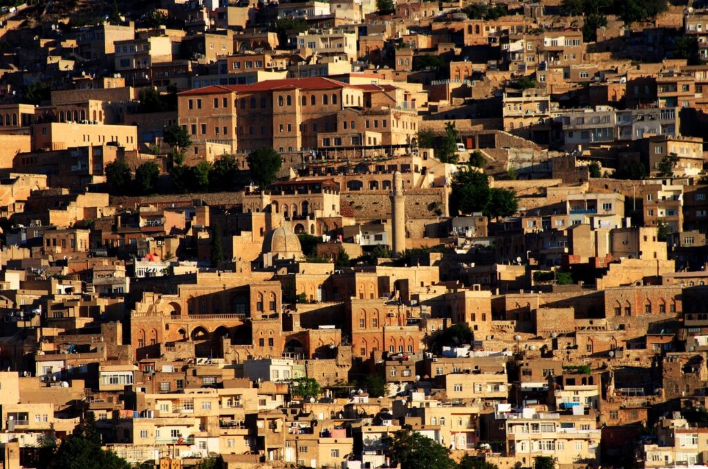 Mardin'in taş evleri ve dar sokaklarının manzarası