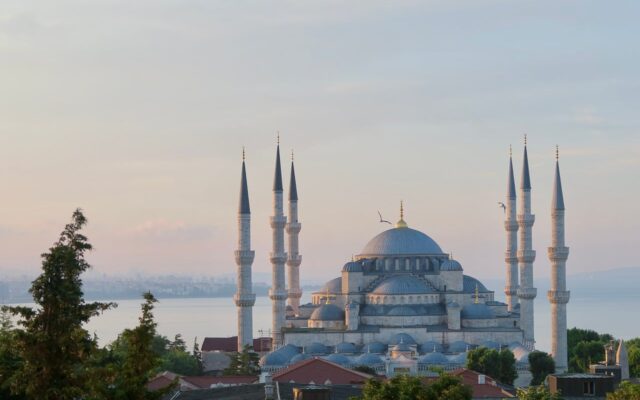 Sonbahar sonunda Türkiye'de tarihi bir kent ve yürüyüş yolu, kasım ayı gezi rotası için kapak görseli