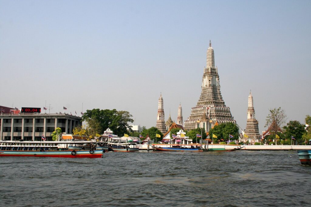 Bangkok'ta nehir kenarındaki tapınak manzarası
