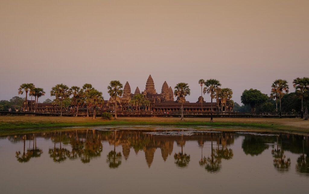 Kamboçya'da Angkor Wat tapınağının sabah güneşinde görünümü