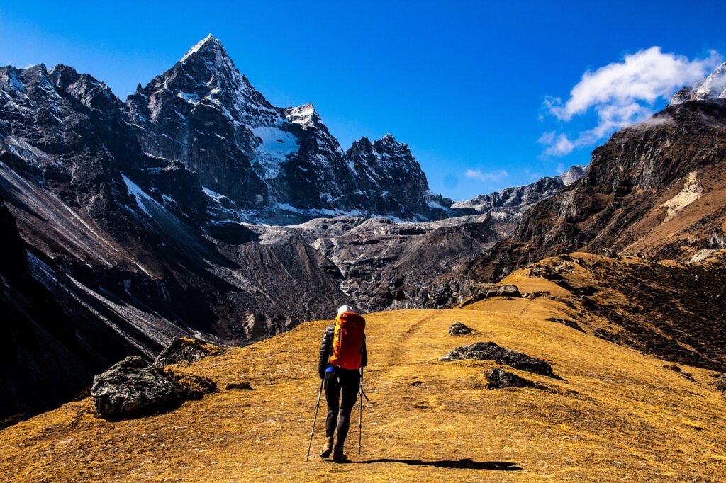 Nepal Himalayalarında dağ yürüyüşü patikası