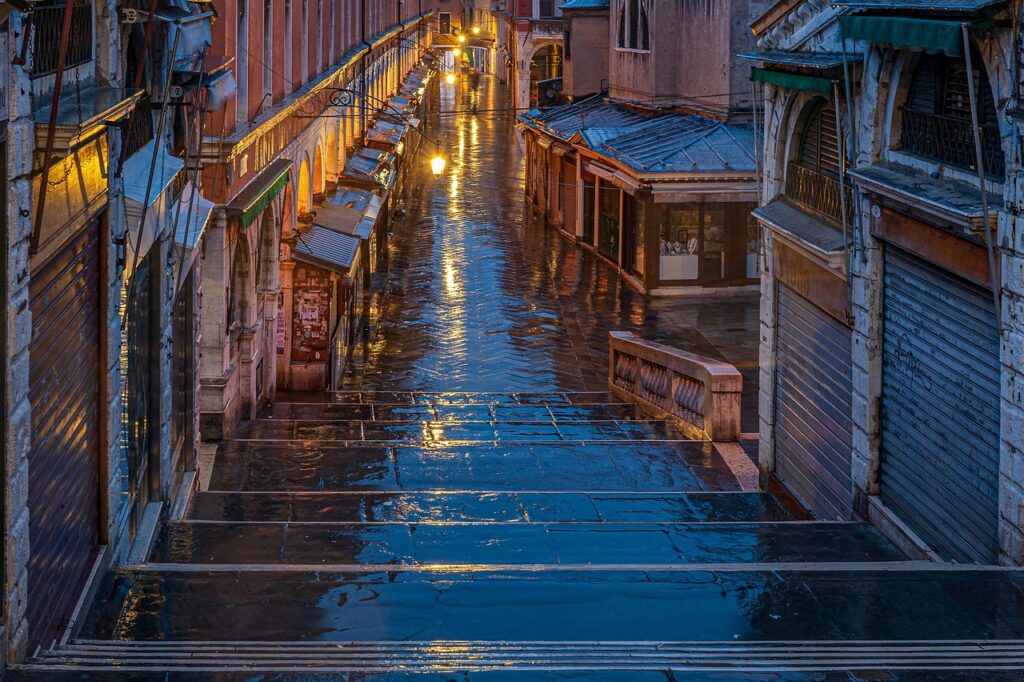 Yoğun yağış sonrası sel sularıyla kaplı bir sokak