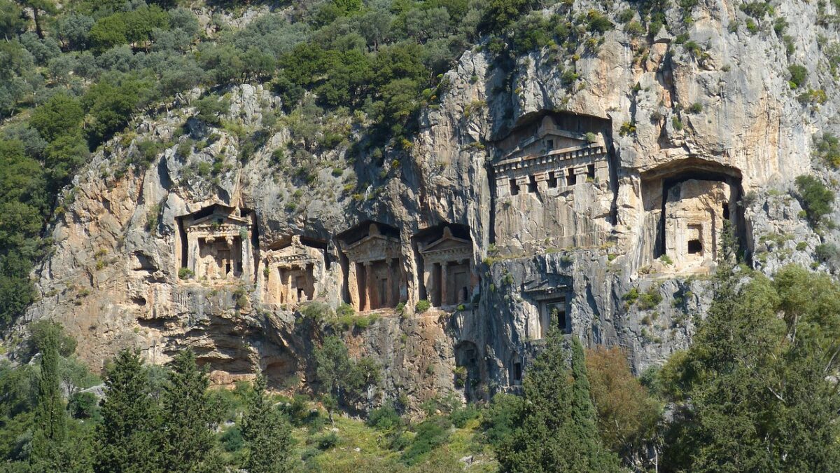 Kayalara oyulmuş antik kaya mezarlarının genel görünümü