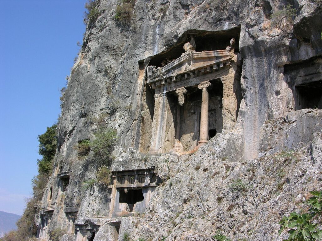 Fethiye'de dik kaya yüzeyine işlenmiş Likya mezar cepheleri