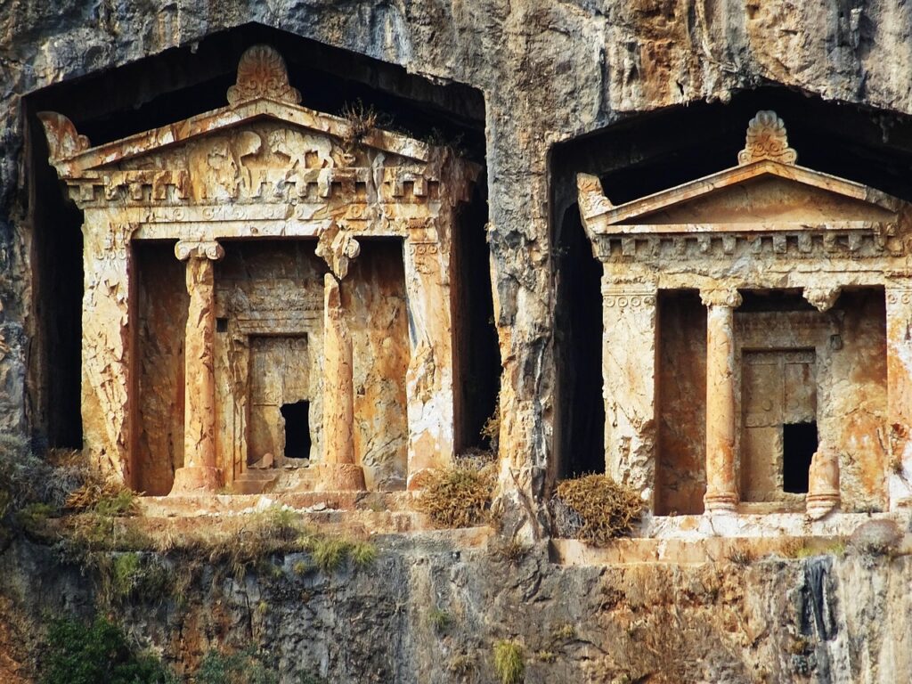 Dalyan Çayı'ndan tekneyle görülen kıyı kayalıkları ve mezarlar