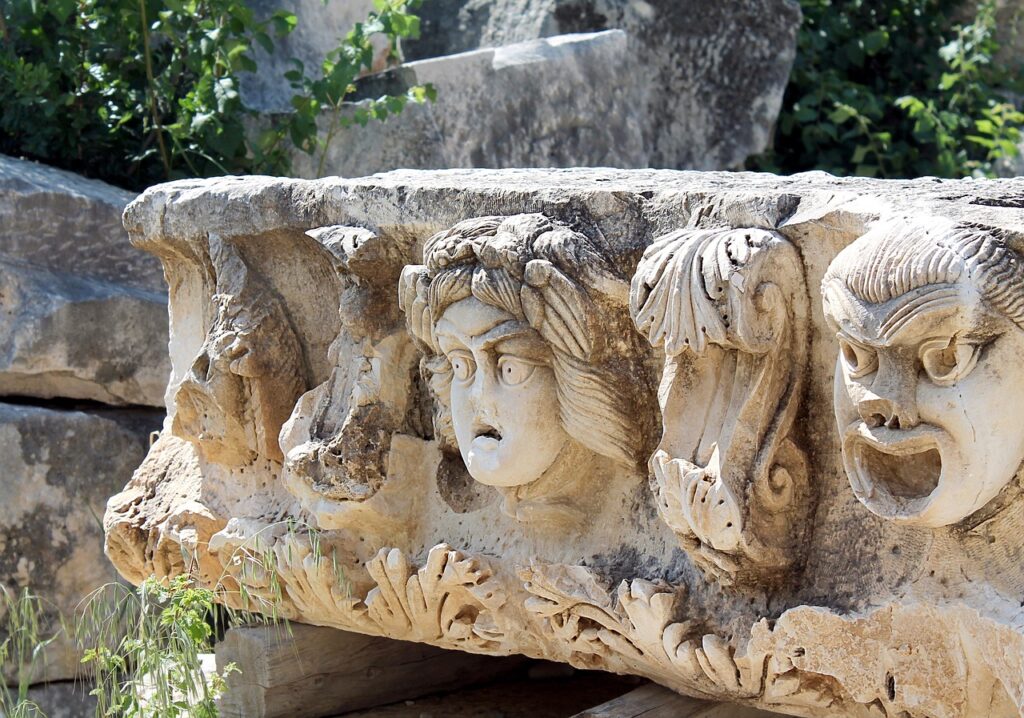 Demre yakınlarındaki Myra antik kentinde tiyatro ve kaya mezarları