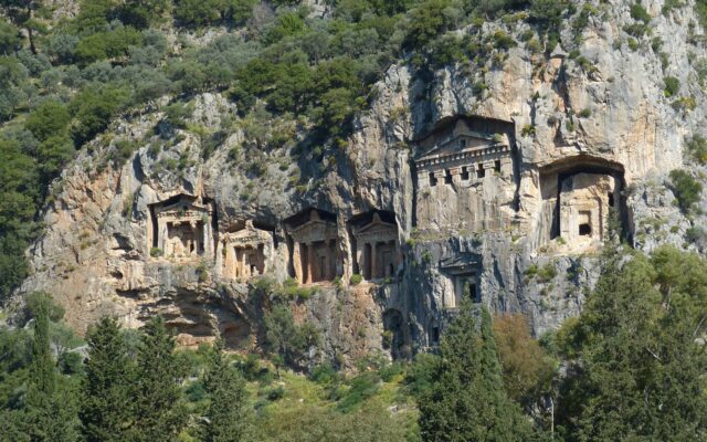 Kayalara oyulmuş antik kaya mezarlarının genel görünümü