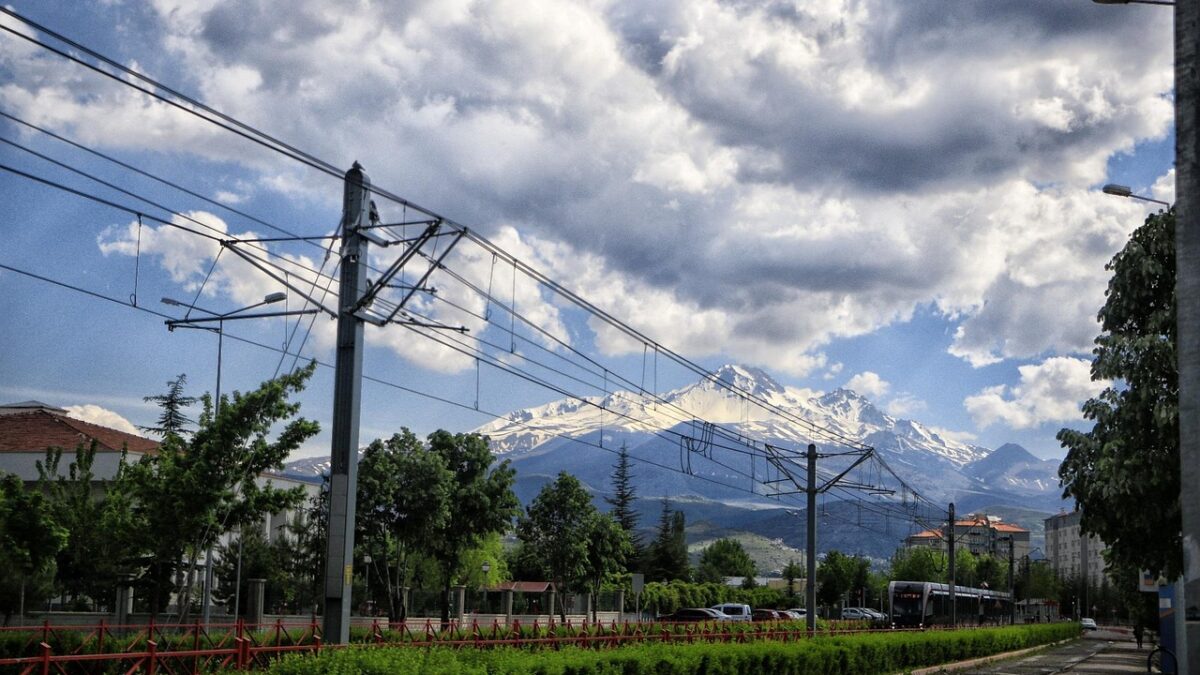 Sonbaharda Erciyes Dağı eteklerinde karavan ve dağ manzarası