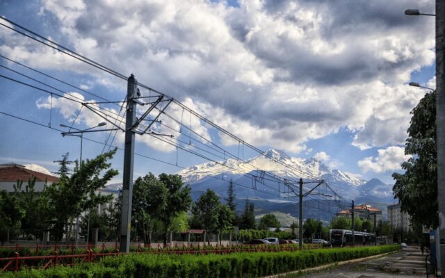 Sonbaharda Erciyes Dağı eteklerinde karavan ve dağ manzarası