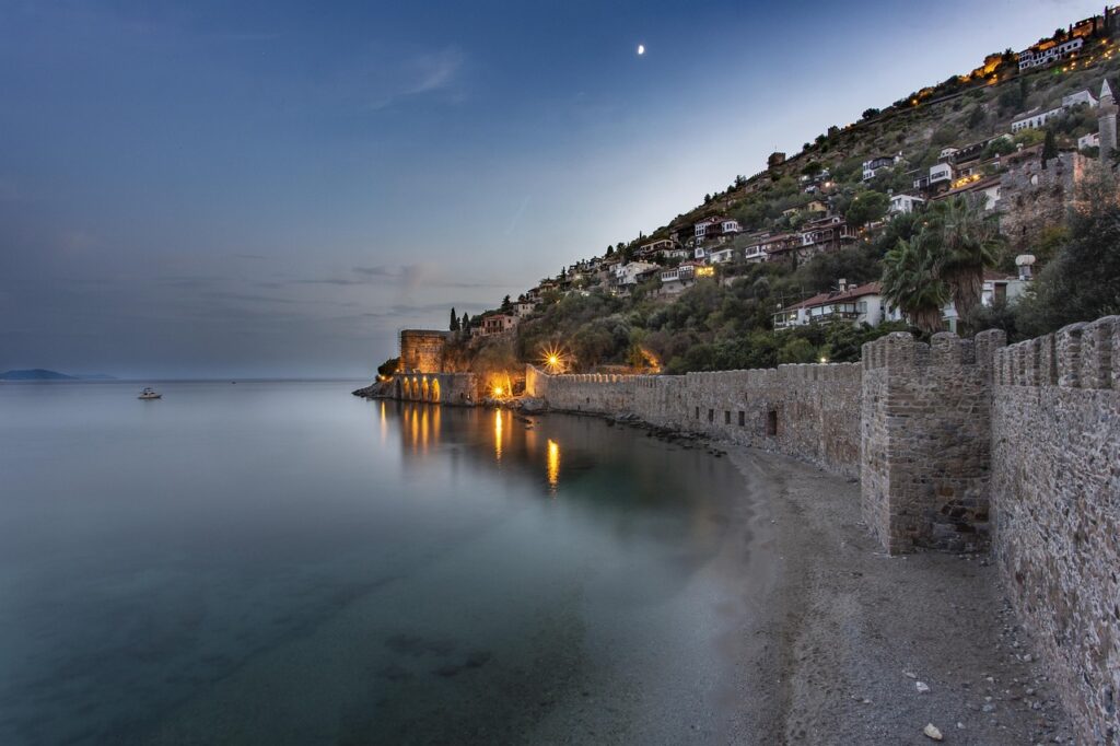 Alanya kıyısında tarihi yapılar ve deniz manzarası