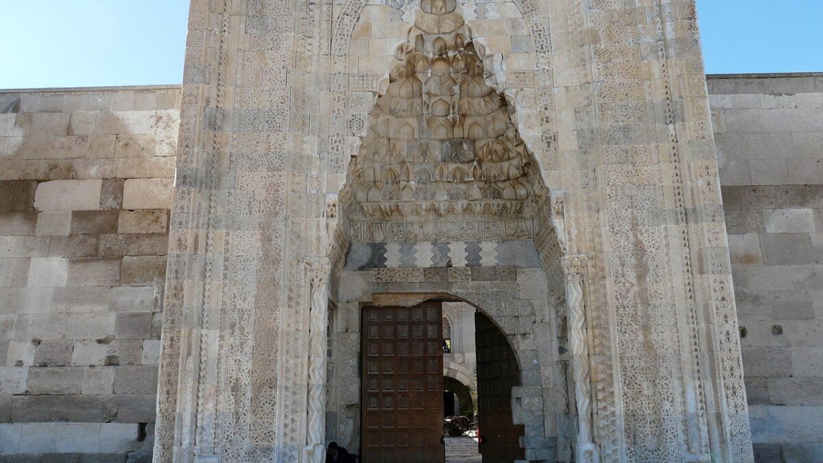 Sonbahar ışığında Selçuklu dönemine ait taş bir kervansarayın portalı ve avlusu
