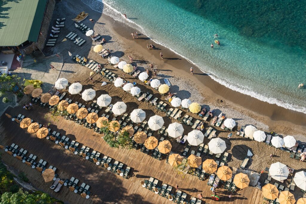 Alanya'da Alara Çayı yakınlarında günbatımında tarihi bir yapı manzarası