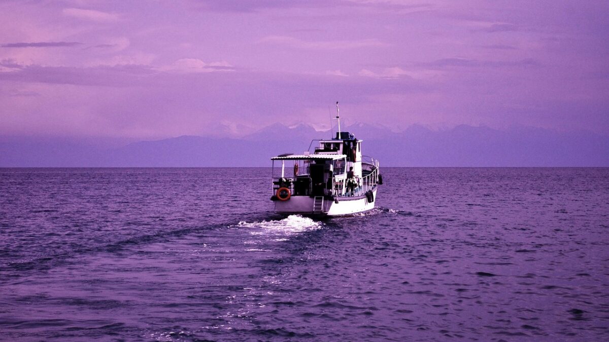 Dağlarla çevrili Issyk-Kul gölü manzarası, Kırgızistan