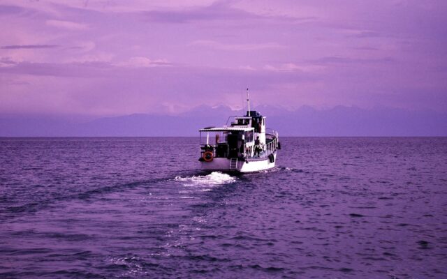 Dağlarla çevrili Issyk-Kul gölü manzarası, Kırgızistan