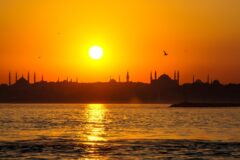 Ekim sonu akşam ışığında tarihi bir yapının siluetini gösteren kısa günde tarihi yerler kapak görseli