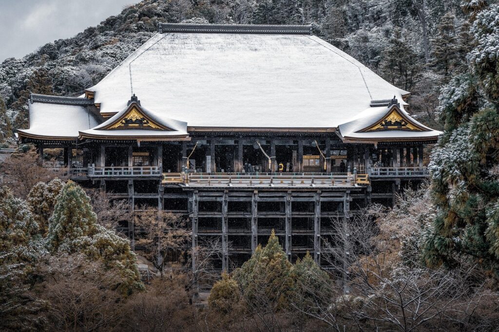 Kar yağan bir Kyoto tapınağı ve sakin kış havası