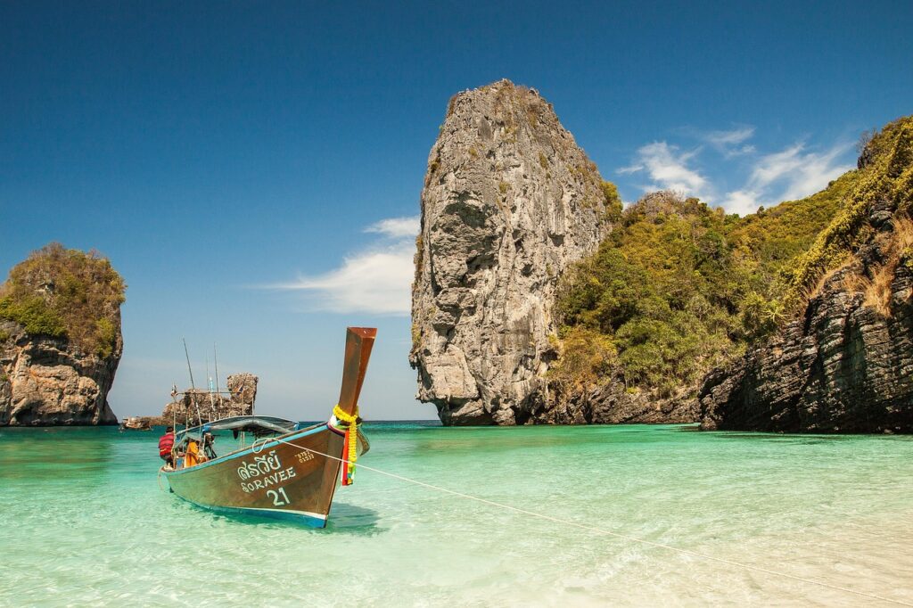 Krabi kıyılarında kireçtaşı kayalıklar ve berrak deniz