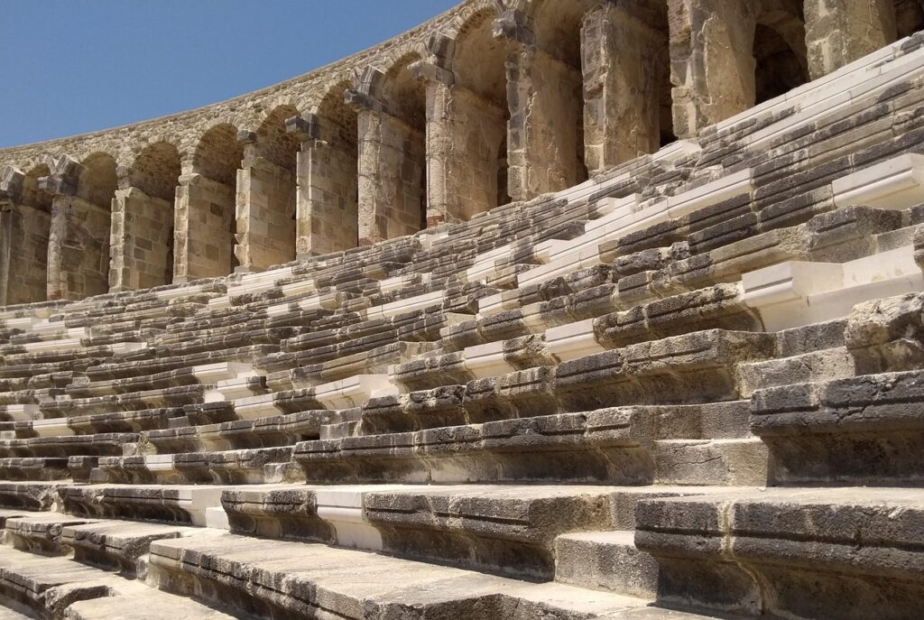 Kış sabahında Aspendos antik tiyatrosunun taş sıraları ve çevresi
