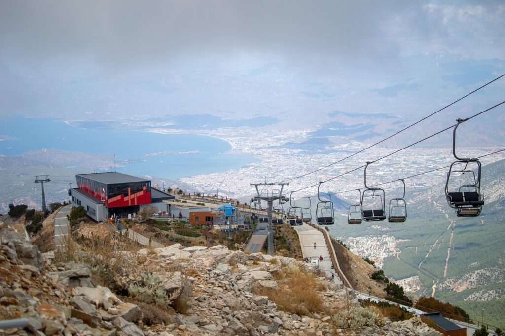 Ölüdeniz kıyısındaki turkuaz koy ve sakin sahil şeridi
