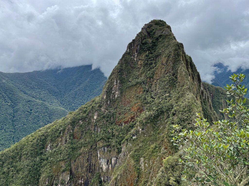 Peru'daki Machu Picchu antik kentinin dağlar arasındaki görünümü