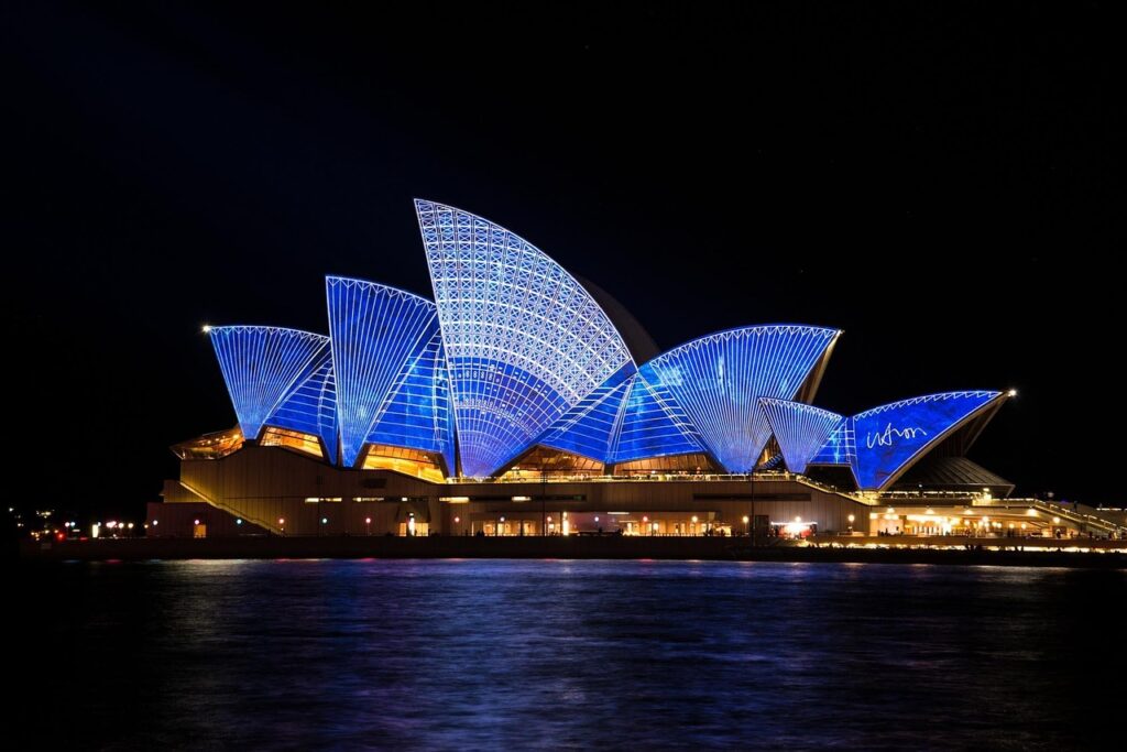 Sidney Opera Binası ve limanın gece görünümü