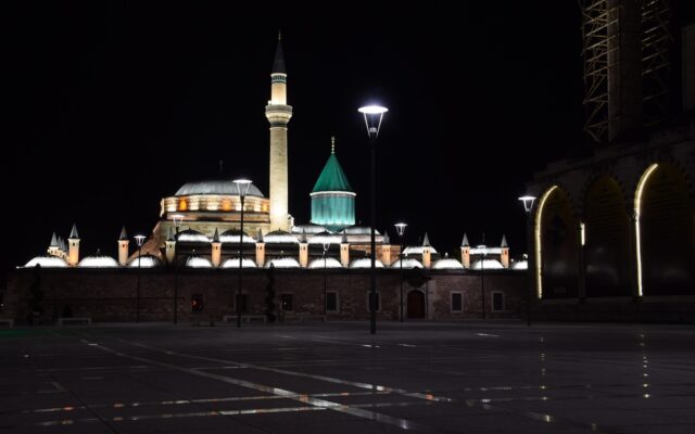 Konya'da Mevlana Müzesi ve tarihi bir mimari görünüm
