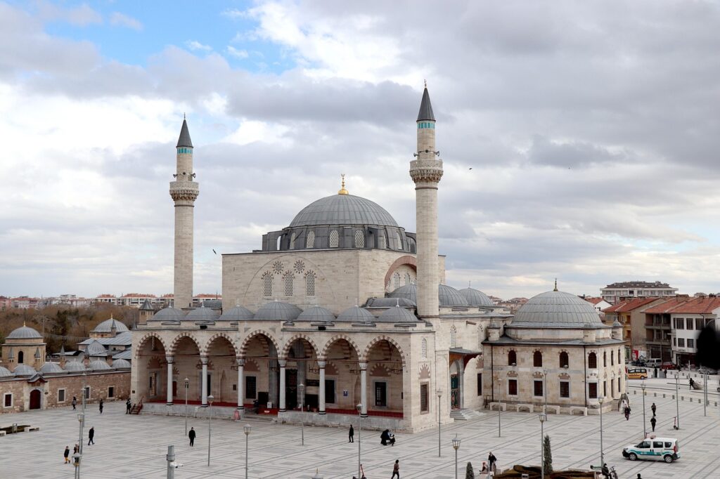 Alaaddin Camii'nin ahşap minberi ve iç mekân detayları