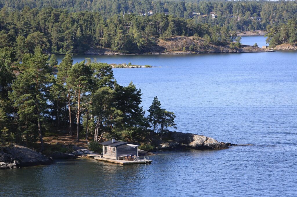 Stockholm adaları arasında giden vapur ve su kenarı manzara